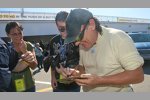 AC/DC-Frontman Brian Johnson gibt Autogramme