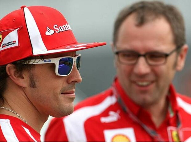 Titel-Bild zur News: Fernando Alonso, Stefano Domenicali (Teamchef)
