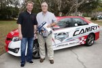 Clint Bowyer (MWR) und das Pace-Car zum Daytona 500, ein Toyota Camry