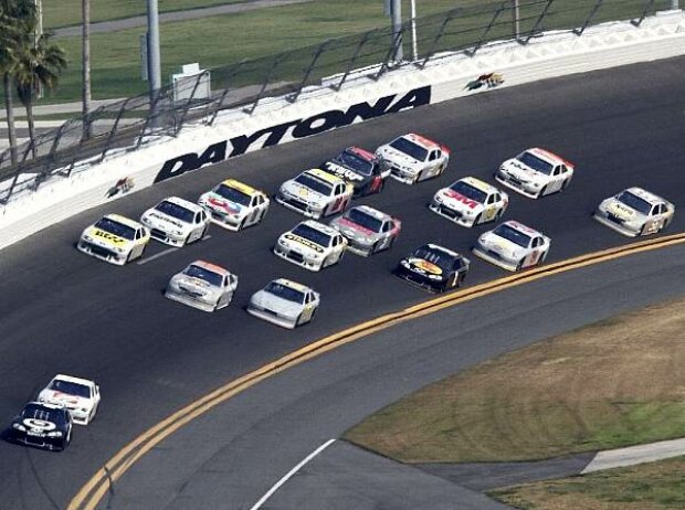Titel-Bild zur News: Daytona Pack-Racing Test