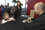 Marcos Ambrose gibt Autogramme