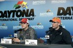 Trevor Bayne und Jamie McMurray im Media-Center