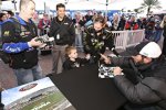 Jimmie Johnson gibt Autogramme
