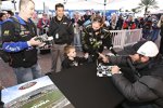 Jimmie Johnson gibt Autogramme