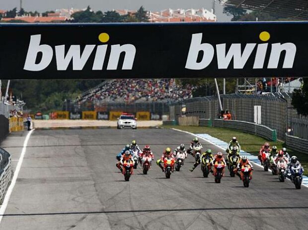 Titel-Bild zur News: Start zum MotoGP-Rennen in Estoril 2011