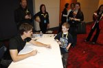 Jeff Gordon gibt Autogramme