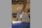 Junior Johnson gibt Autogramme