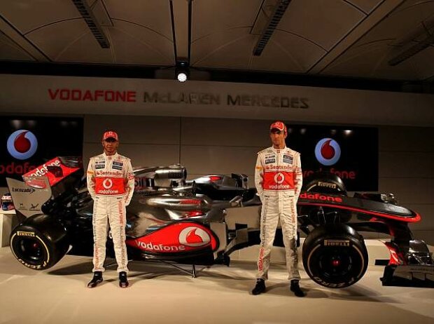 Lewis Hamilton und Jenson Button mit dem McLaren-Mercedes MP4-27