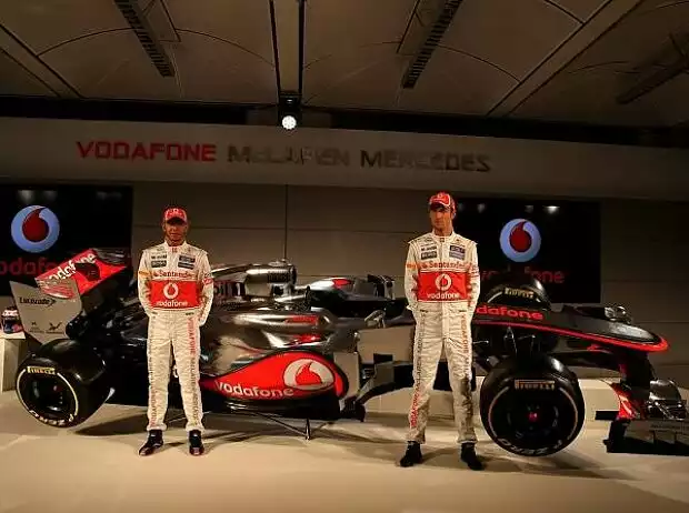 Lewis Hamilton und Jenson Button mit dem McLaren-Mercedes MP4-27 Titel-Bild zur News: Lewis Hamilton und Jenson Button mit dem McLaren-Mercedes MP4-27