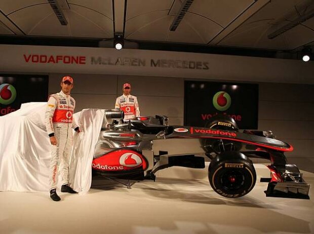 Titel-Bild zur News: Jenson Button, Lewis Hamilton und der McLaren-Mercedes MP4-27