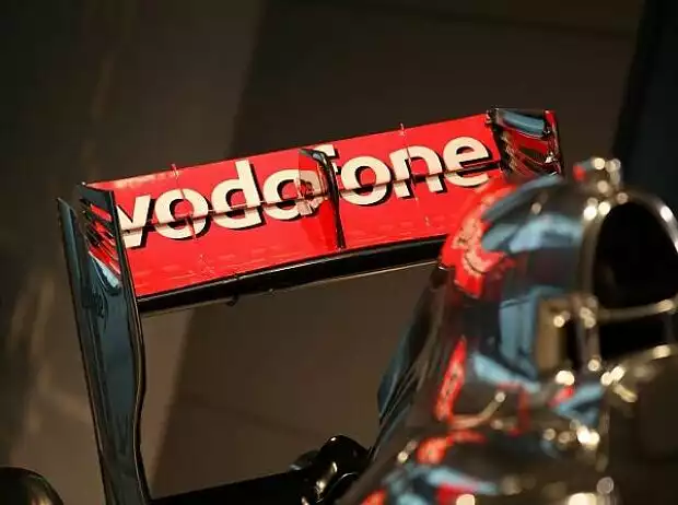 Vodafone-Logo am McLaren-Mercedes MP4-27 Titel-Bild zur News: Vodafone-Logo am McLaren-Mercedes MP4-27