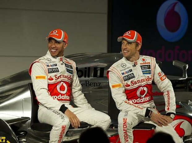Lewis Hamilton, Jenson Button und der McLaren-Mercedes MP4-27 Lewis Hamilton, Jenson Button und der McLaren-Mercedes MP4-27