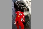 Ein Ferrari-Hecniker bereitet die Reifen und Felgen auf