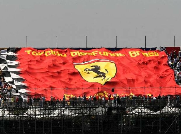Titel-Bild zur News: Ferrari-Fans und Flagge