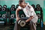 Lewis Hamilton (McLaren) im Fitness-Studio in Woking