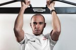 Lewis Hamilton (McLaren) im Fitness-Studio in Woking