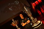 Dario Franchitti zwischen dem Astor-Cup und der Borg-Warner-Trophy (Indy 500)