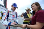 Hendrick-Neuzugang Kasey Kahne gibt Autogramme