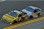 Marcos Ambrose (Petty) vor David Ragan (Front Row) 