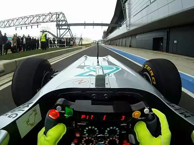 Mercedes-Cockpit Titel-Bild zur News: Mercedes-Cockpit