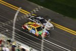 Kyle Busch (Gibbs) fängt Tony Stewart (Stewart/Haas) um Haaresbreite noch ab