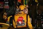 Kyle Busch (Gibbs) bekommt den Siegerkuss von Frau Samantha