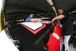 Arbeiten am Phoenix-Chevy von Kurt Busch