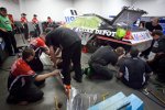 Arbeiten am Stewart/Haas-Chevy von Tony Stewart