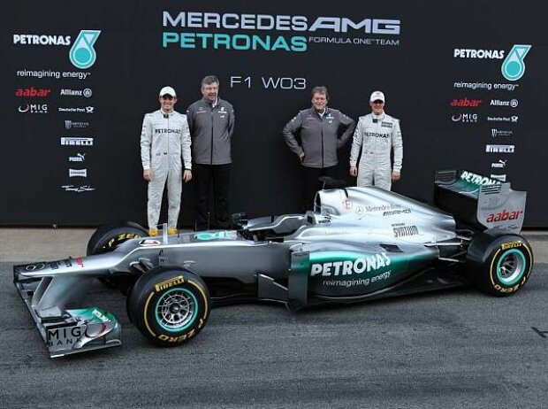 Titel-Bild zur News: Nico Rosberg, Ross Brawn (Teamchef), Norbert Haug (Mercedes-Motorsportchef), Michael Schumacher