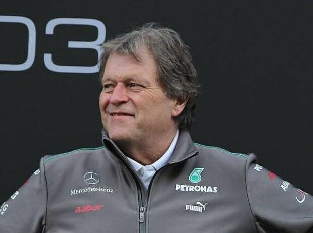 Titel-Bild zur News: Norbert Haug (Mercedes-Motorsportchef), Michael Schumacher