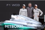 Nico Rosberg, Ross Brawn (Teamchef) und Michael Schumacher (Mercedes) 