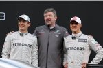 Nico Rosberg, Ross Brawn (Teamchef) und Michael Schumacher (Mercedes) 