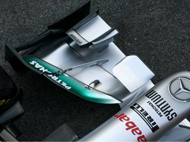 Mercedes F1 W03, Frontflügel