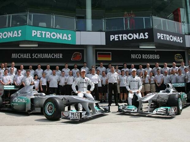 Michael Schumacher, Nico Rosberg, Ross Brawn (Teamchef), Norbert Haug (Mercedes-Motorsportchef)