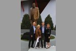 Die France-Familie vor der neuen Statue von Bill jr.