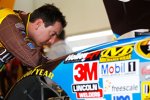 Kyle Busch begutachtet seinen Gibbs-Toyota