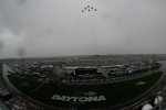 Flyover bei regnerischem Himmel