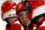 Ferrari-Mechaniker bereiten sich auf Boxenstopp-Übungen vor