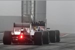 Kamui Kobayashi (Sauber) folgt Sebastian Vettel (Red Bull) im Nebel von Barcelona