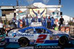 Elliott Sadler und die siegreiche Childress-Crew in der Victory Lane