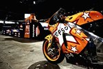 Die Honda RC213V in der Speziallackierung von Repsol