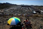 Fans verfolgen das Rennen vom Rattlesnake Hill in Phoenix