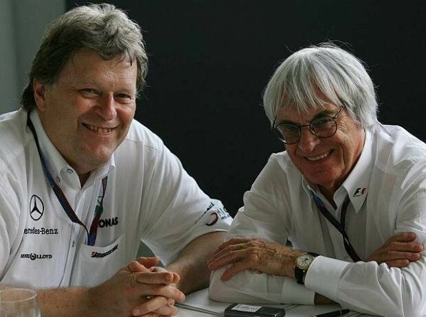 Titel-Bild zur News: Norbert Haug (Mercedes-Motorsportchef), Bernie Ecclestone (Formel-1-Chef)