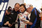 Sprint-Cup-Polesetter Kasey Kahne im Gespräch mit seiner Hendrick-Crew