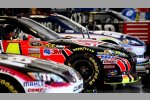 Die Autos von Denny Hamlin, Jeff Gordon und Dale Earnhardt Jun. in der Neon-Garage