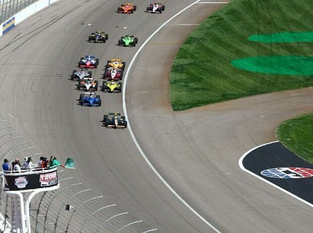 Tony Kanaan führt das IndyCar-Feld ins tragische Saisonfinale 2011 Tony Kanaan führt das IndyCar-Feld ins tragische Saisonfinale 2011