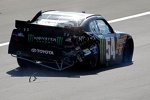 Kyle Busch (KBM) verbog den Toyota Camry seines eigenen Teams beim Heimspiel frühzeitig