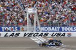 Ricky Stenhouse (Roush) kreuzte die Ziellinie im Sam's Town 300 als Erster