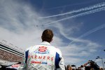 Sprint-Cup-Polesetter Kasey Kahne beobachtet blickt den Thunderbirds der Air-Force nach