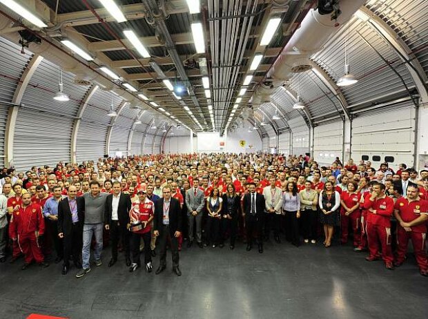 Titel-Bild zur News: Ferrari-Belegschaft in Maranello